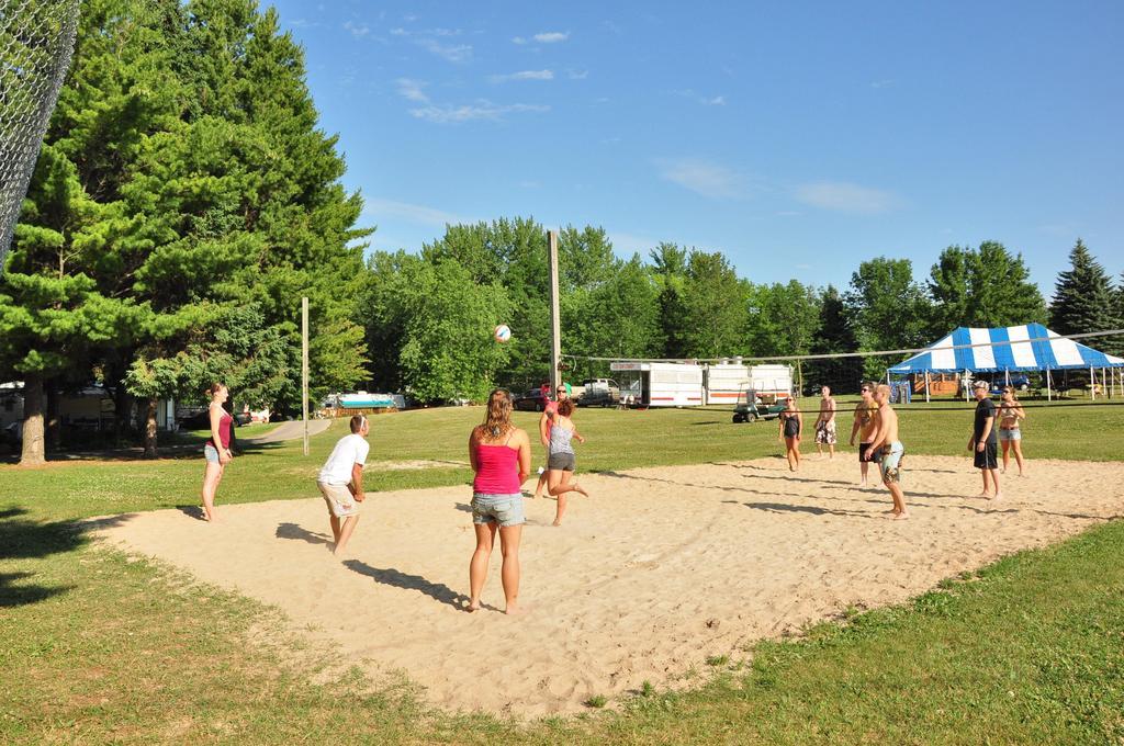 Plymouth Rock Camping Resort Deluxe Cabin 19 Elkhart Lake Экстерьер фото