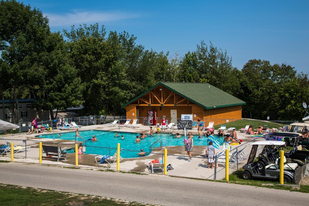 Plymouth Rock Camping Resort Deluxe Cabin 19 Elkhart Lake Экстерьер фото