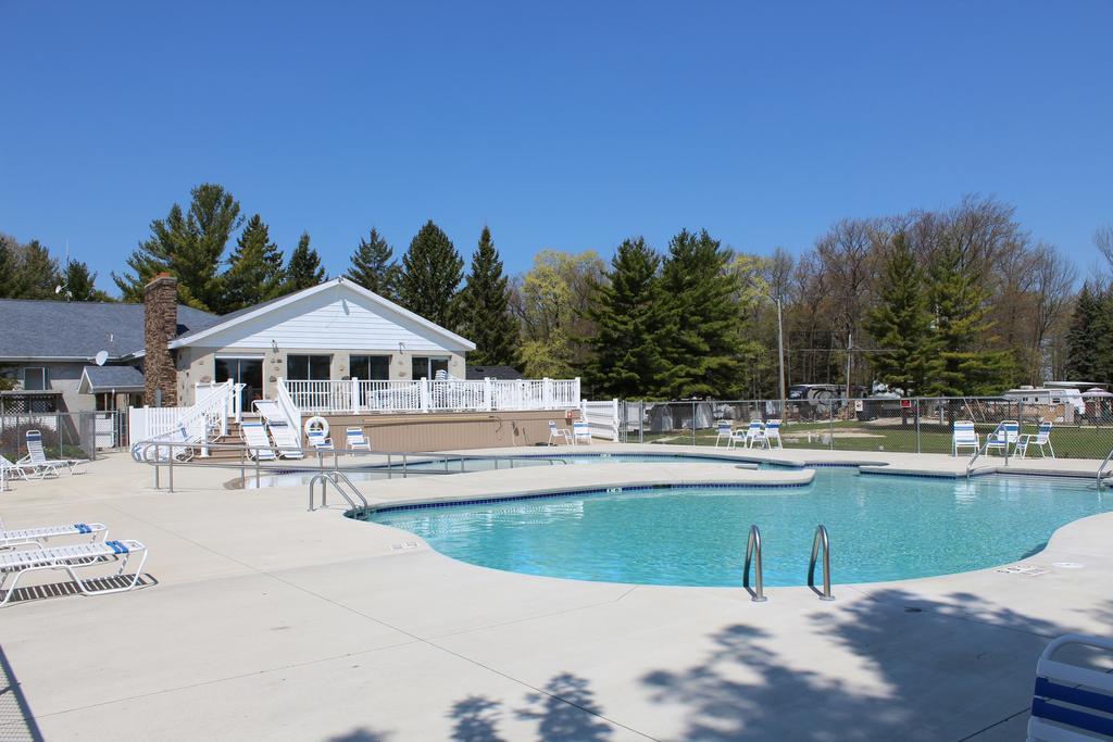 Plymouth Rock Camping Resort Deluxe Cabin 19 Elkhart Lake Экстерьер фото