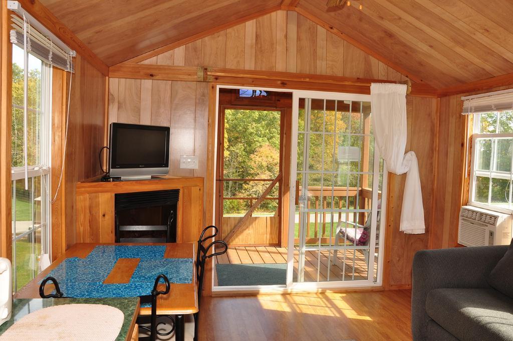 Plymouth Rock Camping Resort Deluxe Cabin 19 Elkhart Lake Экстерьер фото