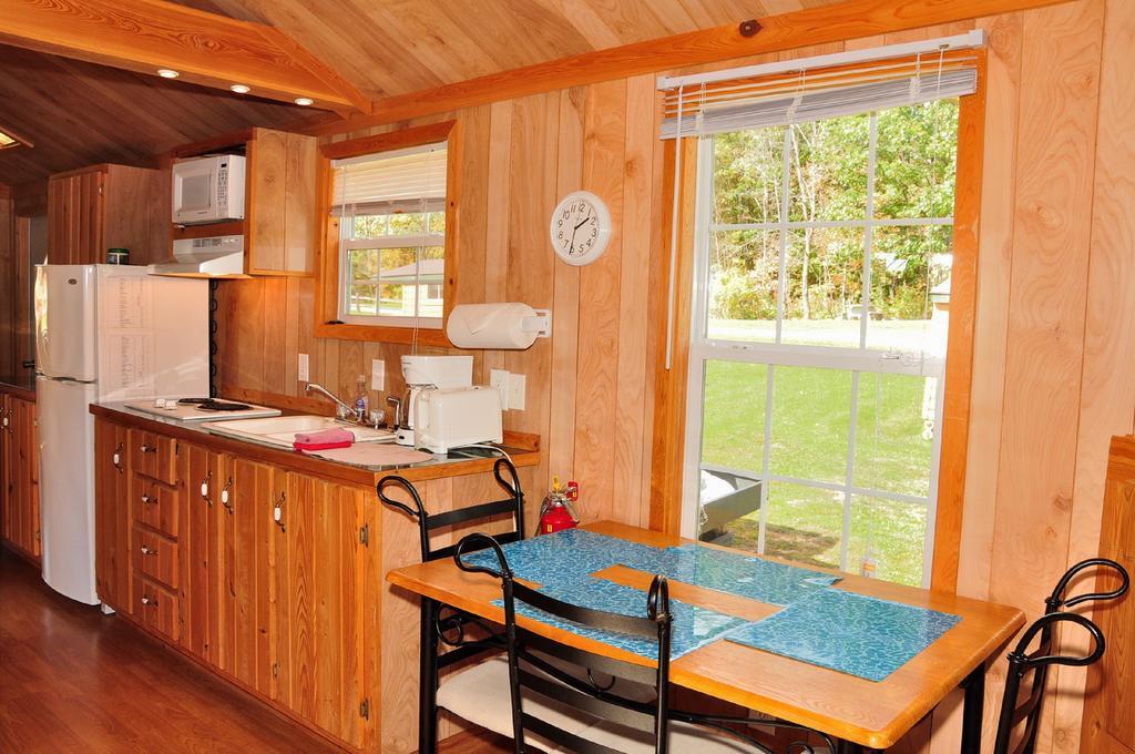 Plymouth Rock Camping Resort Deluxe Cabin 19 Elkhart Lake Экстерьер фото