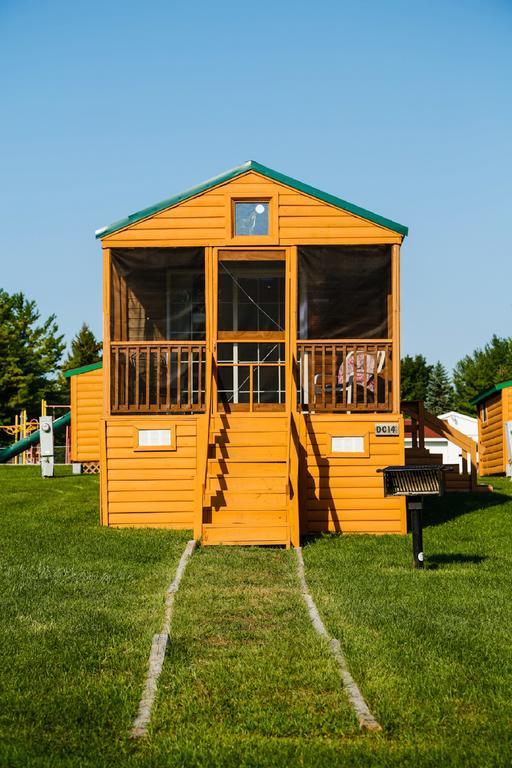 Plymouth Rock Camping Resort Deluxe Cabin 19 Elkhart Lake Экстерьер фото